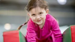 Dziewczynka na torze przeszkód