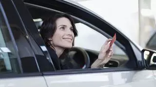 Kobieta w samochodzie z kartą kredytową