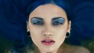 kobieta w ekscentrycznym makijażu i z tunelami w uszach