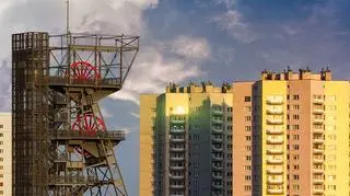 Śląsk. Szyb kopalni na tle bloków 