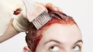 Kobieta nakłada farbę na włosy