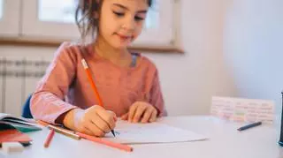 Dziewczynka rysuje ołówkiem
