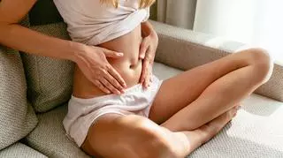 Kobieta w ciąży dotyka brzuch