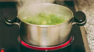 garnek na kuchence z gotujaca sie zupa szpinakowa