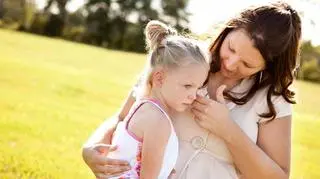 Dziewczynka płacze i mama ją przytula