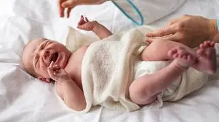 Niemowlę płaczące z powodu kolki