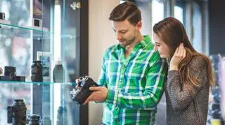 para w sklepie fotograficznym oglada aparat wybiera zastanawia sie