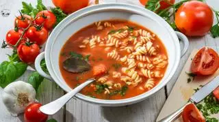talerz zupy pomidorowej z makaronem na stole