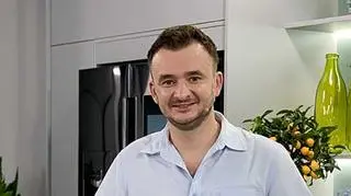 Grzegorz Zawierucha w kuchni DDTV przygotowuje potrawy z tofu. 