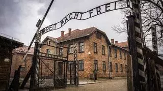 Arbeit macht frei brama obozu w Auschwitz