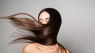 Kobieta z długimi, brązowymi włosami.