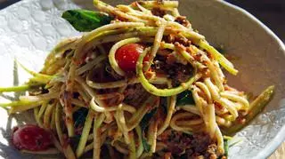 Makaron spaghetti z warzywami 