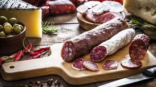Kiełbasa salami leży na stole