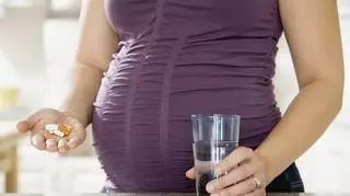 Kobieta w ciąży bierze leki
