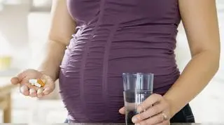 Kobieta w ciąży bierze leki