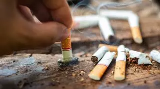 Jak palenie papierosów wpływa na przebieg COVID-19? Nowe ustalenia naukowców dają do myślenia