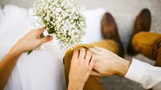 Młoda para z białymi kwiatami