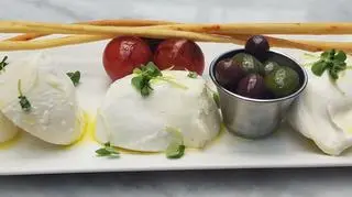 Mozzarella oliwki i pomidorki koktajlowe