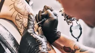 Blackout tattoo – czym jest nowy trend w tatuażach? Jakie ma zalety i wady?