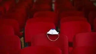 siedzenia w kinie, na jednym maseczka