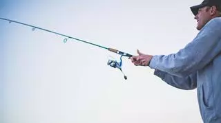 Mężczyzna łowiący ryby