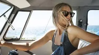 Blondynka w samochodzie