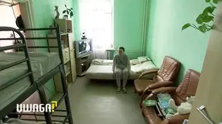 Od 6 lat nie była na spacerze, a mąż kąpie ją w misce, bo nie mają łazienki. Małgorzata jest uwięziona w mieszkaniu