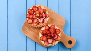 dwa desery z truskawkami