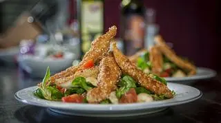 Kawałki kureczka smażonego z sezamem