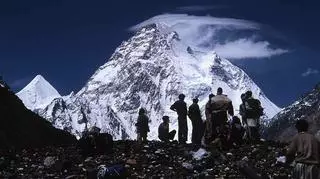 Jak wyglądało wejście na K2? "Ramię w ramię szliśmy razem na szczyt, śpiewając hymn nepalski" [wideo]