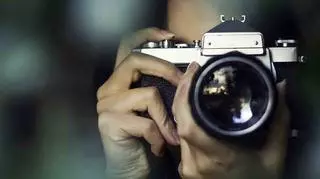 Fotografka z aparatem w dłoni 