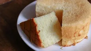 Biszkopt - po upieczeniu, pokrojony. 