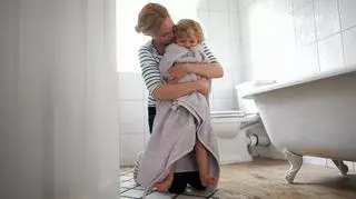 Jak często należy myć dzieci? Dermatolog tłumaczy, kiedy kąpiel jest koniecznością