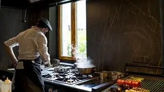 kucharz gotuje w restauracji