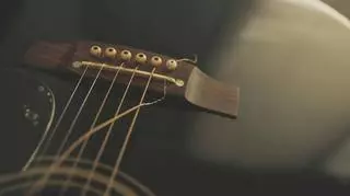 Wymiana strun w gitarze akustycznej – jak zrobić to samemu? 