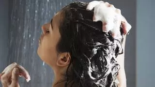 Kobieta, która myje włosy 