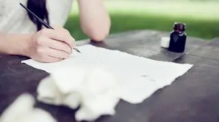 Mężczyzna pisze list motywacyjny