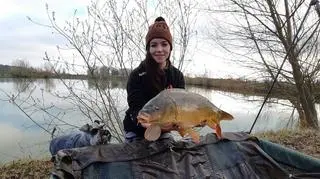 "Siła jest kobietą". Ma 22 lata i startuje w zawodach wędkarskich: "Złowiłam prawie 16-kilogramowego karpia"