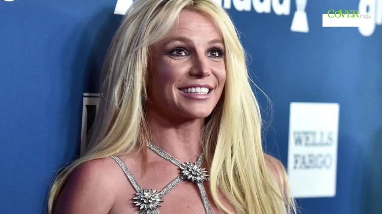 Britney Spears pozuje topless. Paris Hilton komentuje zdjęcie byłej  przyjaciółki