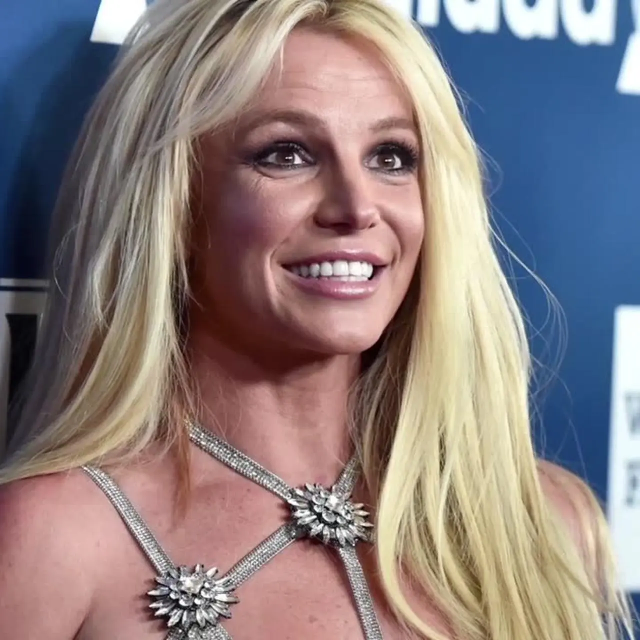 Britney Spears pozuje topless. Paris Hilton komentuje zdjęcie byłej  przyjaciółki