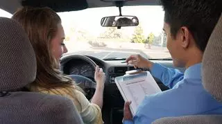 Nastolatka zdaje egzamin na prawo jazdy