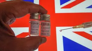 Odporoność zbiorowa w Wielkiej Brytanii, flaga, szczepionki w ręku na tle flagi