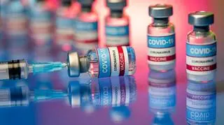Gorączka, wymioty, opuchlizna. Jakie powikłania mogą wystąpić po szczepieniu przeciw COVID-19?