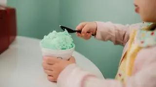 Tylko 145 kcal w jednej porcji. Ten przepis na lody miętowe to prawdziwy hit Internetu