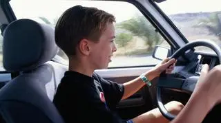 chłopiec za kierownicą samochodu