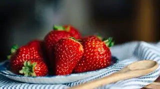 Sennik: truskawki. Co oznacza taki sen?