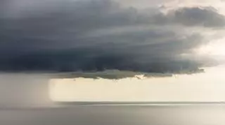 Burzowe chmury nad Morzem Sródziemnym