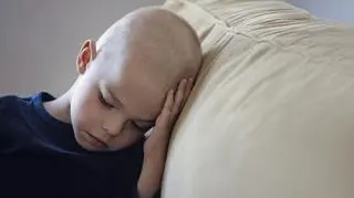 Dlaczego dzieci łysieją? Leczenie, objawy, przyczyny