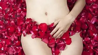 Kobieta w płatkach róży 