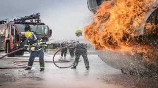 Akcja strażaków na lotnisku płonący silnik samolotu